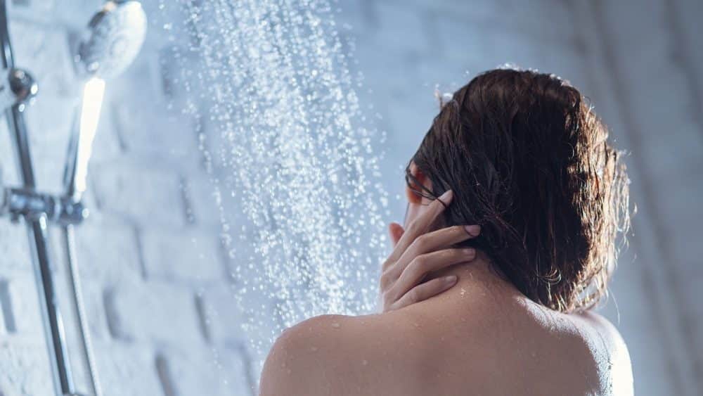 Prendre une douche chaude quand on est malade : bienfaits et conseils